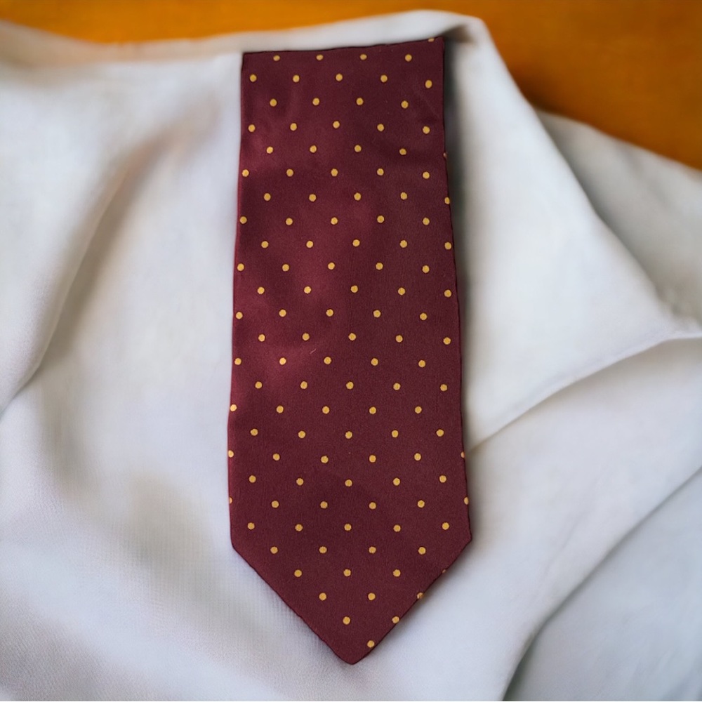 Classic and Timeless Fendi Cravatte Tie Handmade in Italy Pure silk polka dots